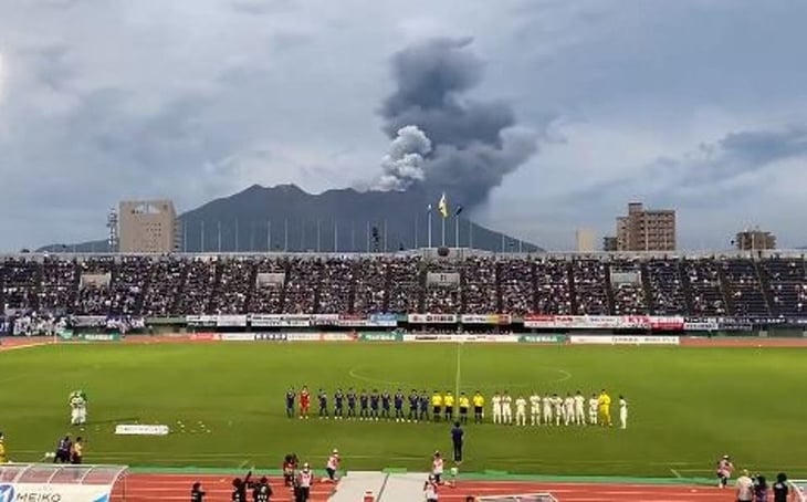 ¡Como de película! Volcán hace erupción en pleno partido de futbol en Japón