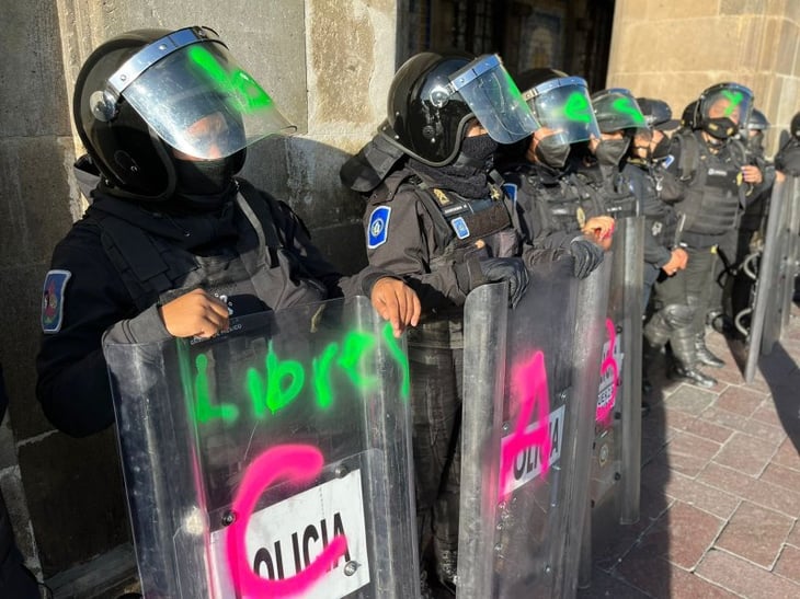 Feministas se enfrentan con mujeres policías frente a Zócalo de CDMX