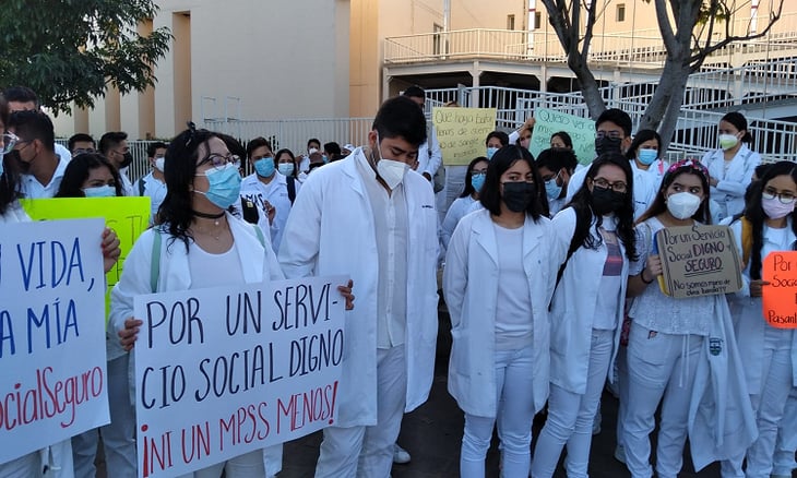Marchan médicos pasantes en Oaxaca para exigir seguridad