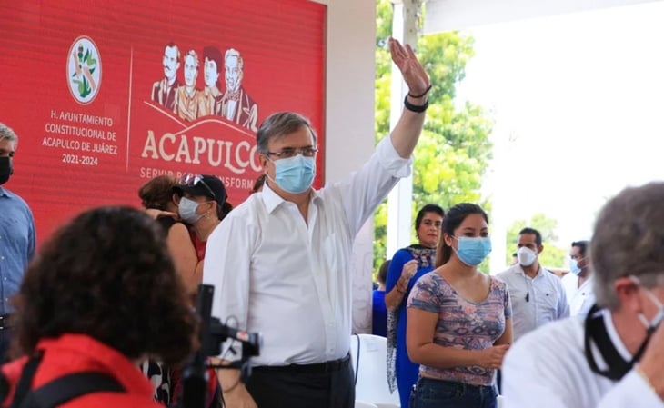 Marcelo Ebrard visita Acapulco y le echan porras