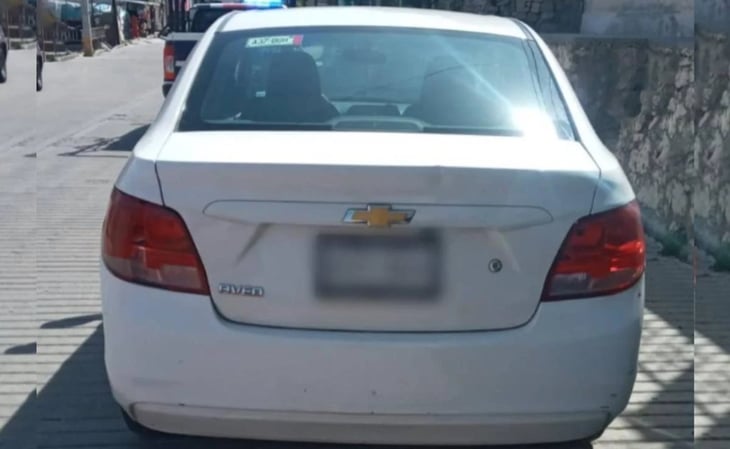 Con violencia, tres menores roban vehículo a taxista