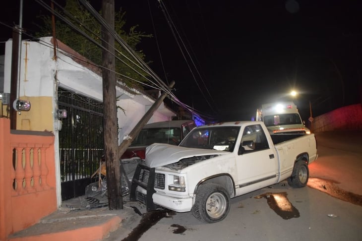 Cafre choca dos autos estacionados y poste de madera en la colonia Barrera