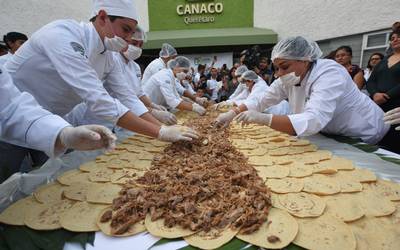 Buscan romper el Récord Guinness del taco más grande de México