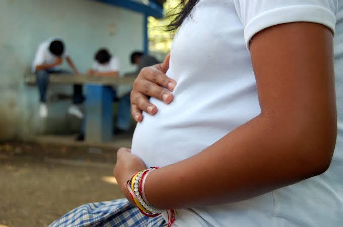 La SS trabaja en disminuir embarazos en adolescentes