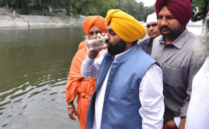 Es hospitalizado Ministro de India por tomar agua de río sagrado para probar que era potable
