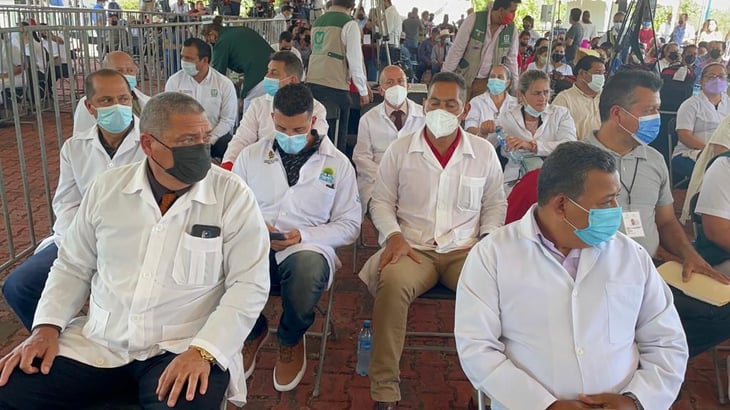 Médicos cubanos llegan a México; inician actividades en Nayarit