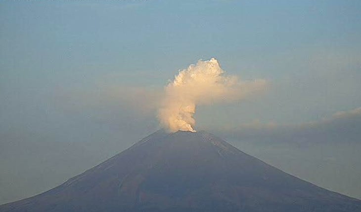 El Volcán Popocatépetl en actividad moderada con 33 exhalaciones