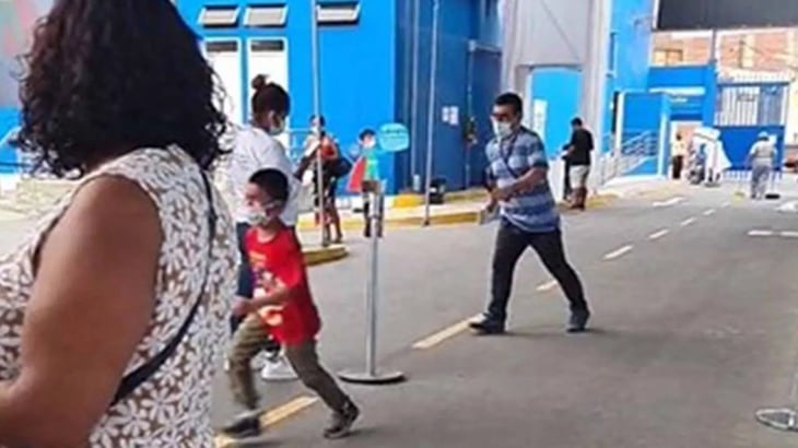 Niño se hace viral huye corriendo de su padre para no ser vacunado 