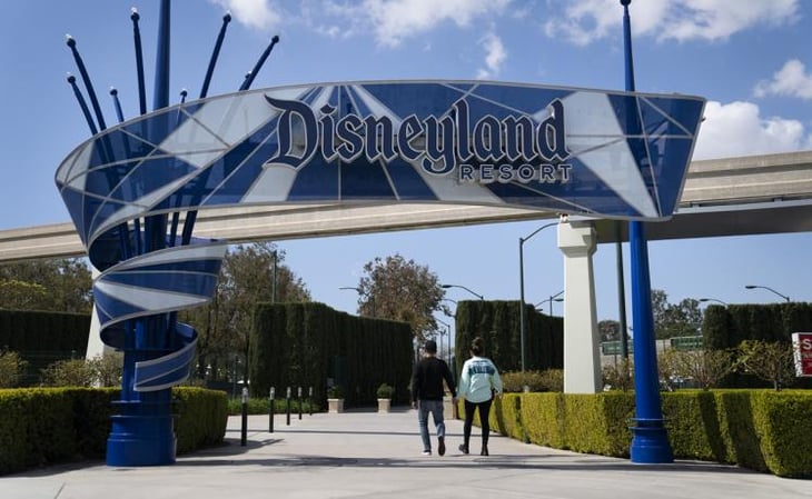 Ofrecen empleo como encargado de estacionamiento en Disneyland