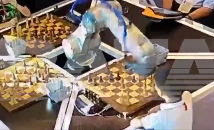 Robot que juega ajedrez rompe dedo de niño de 7 años durante torneo