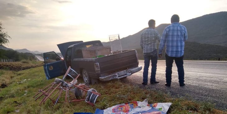 Camioneta es descarrilada por tráiler en la carretera a Torreón