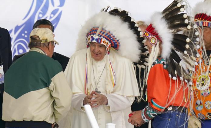 Papa Francisco pide perdón por 'mal' de Iglesia a indígenas de Canadá