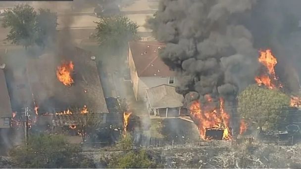 Incendio forestal en Texas las llamas consumen un vecindario VIDEO
