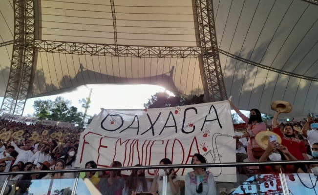 “Oaxaca Feminicida”: saxofonista María Elena Ríos protesta durante la Guelaguetza y la sacan del lugar