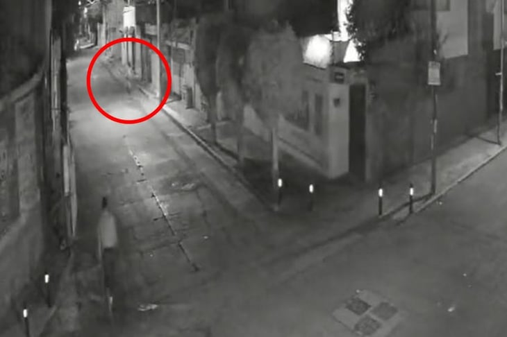 VIDEO: Hombre persigue a mujer por varias calles en Hueyotlipan, Puebla