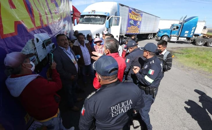 Camioneros bloquean autopista Toluca-Atlacomulco