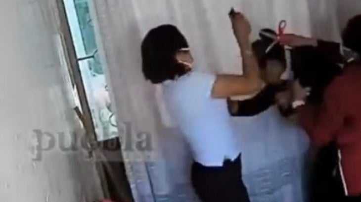 Presidenta de DIF de Tlaxcala arroja agua con chile a mujer