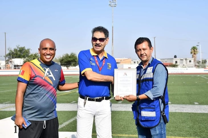 El alcalde reconoce trayectoria del atleta y entrenador de atletismo, Raúl Gerardo Luna