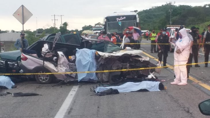 Choque deja 9 muertos en autopista Acapulco-Zihuatanejo