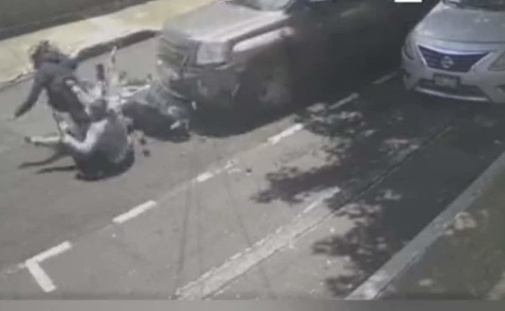 VIDEO: Conductor de camioneta atropella a ladrones que le robaron 100 mil pesos al salir del AICM