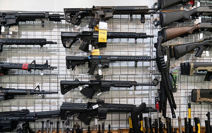EU: Mil mdd generan fabricantes de armas y tiroteos aumentan