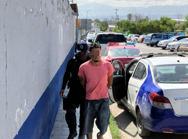 Policía Municipal detiene a joven por drogarse en la vía pública en Monclova 