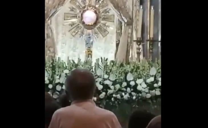 Video muestra momento en que una hostia 'late' durante una misa