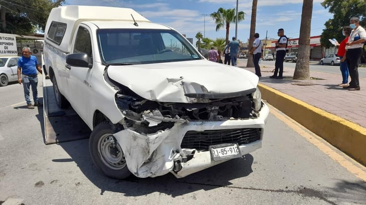 Conductor estrella su camioneta contra camión en Monclova