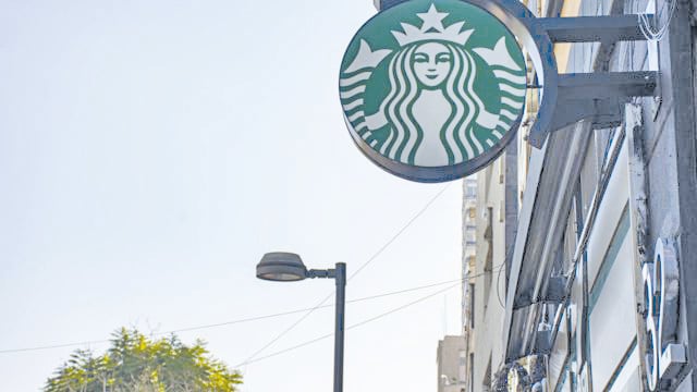El SAT y Starbucks podrían durar hasta 3 años en pleito por impuestos no pagados