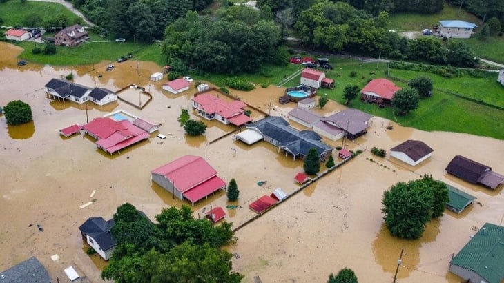 Suman 25 muertos en Kentucky por histórica inundación