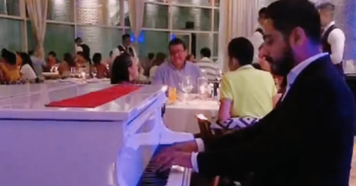 Pianista toca 'Mi bebito fiu fiu' en restaurante de lujo y se hace viral