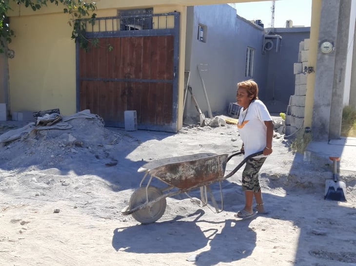 Mujer Monclovense sale adelante realizando trabajos de albañilería