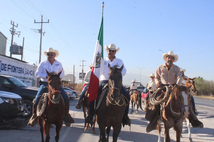 Beto Villarreal encabeza salida de tradicional cabalgata en la región