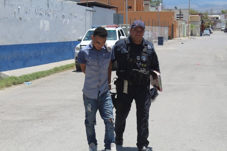 Adolecente intenta asaltar Oxxo y lo arresta Policía Municipal