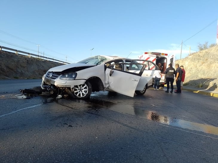 En Ramos Arizpe chofer destroza su auto por conducir muy rápido