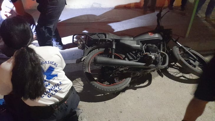 Motociclista choca contra camellón central en la colonia Hipódromo de Monclova