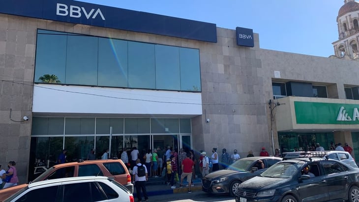 Decenas de abuelitos haciendo fila para cobrar su pensión en Monclova