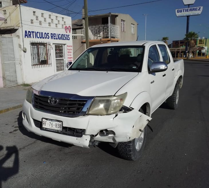 Taxista da vuelta en “U” y provoca choque en la colonia Cañada Norte de Monclova