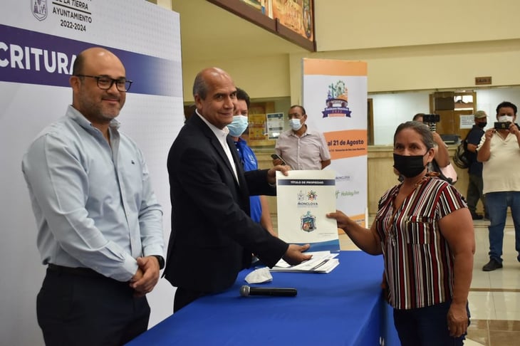 Alcalde entrega 20 escrituras a familias de Monclova