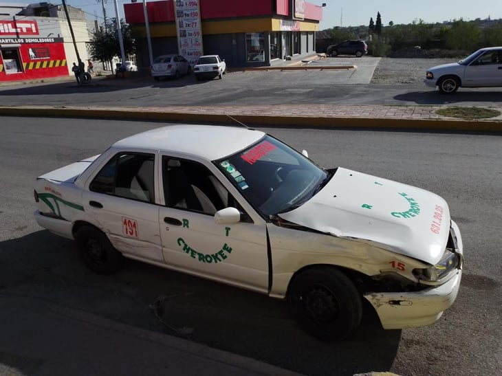 Taxista da vuelta en “U” y provoca choque en la colonia Cañada Norte
