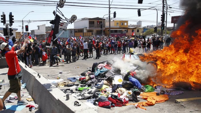 Manifestantes queman pertenencias de migrantes en protesta al norte de Chile