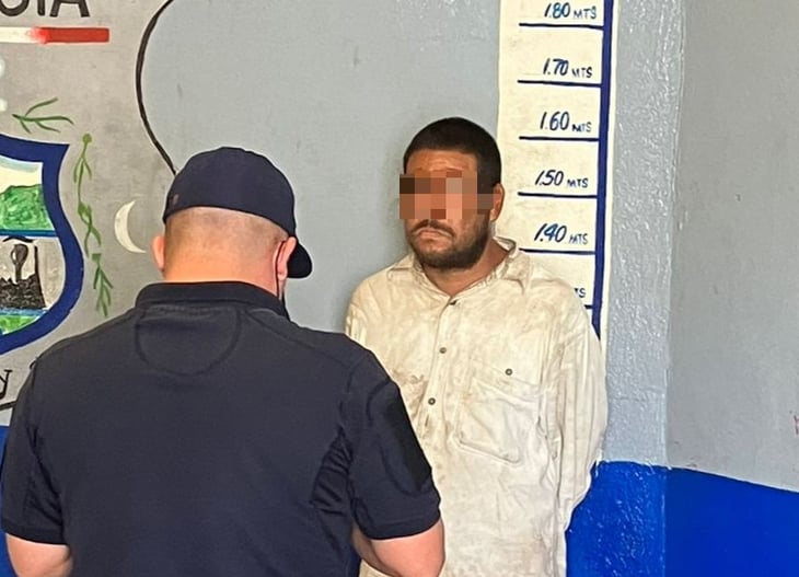 Elementos Preventivos arrestan a hombre por tomar en la vía pública en Monclova