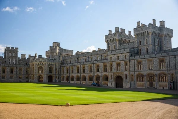 Detienen a hombre con ballesta en el castillo de Windsor y lo acusan de querer herir a la reina Isabel II