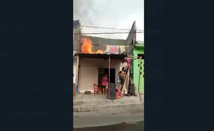  Repartidores de agua potable en pipas sofocan incendio de vivienda en Nuevo León