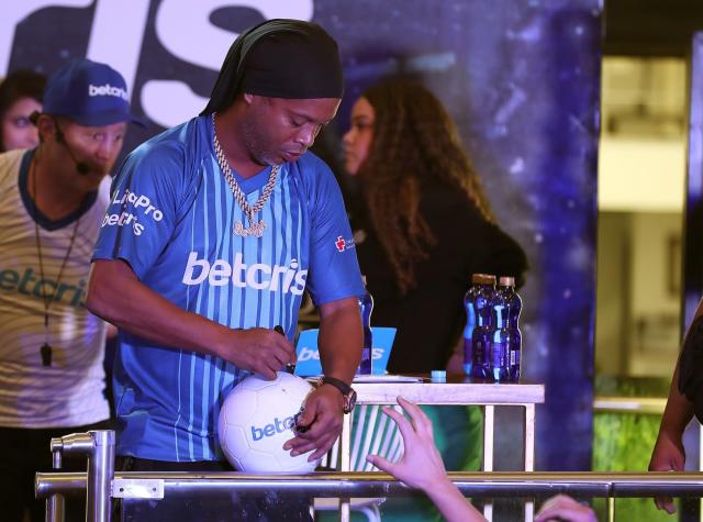 Ronaldinho alborota centro comercial de Quito al asistir a concurso de fútbol