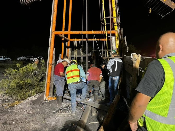 Cinco trabajadores lograron salir tras derrumbe de mina en Coahuila; siguen tareas de rescate