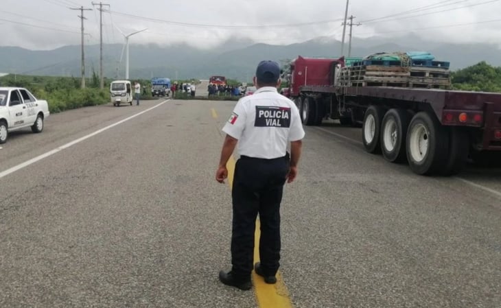 Integrantes de 25 comunidades bloquean carretera Transístmica