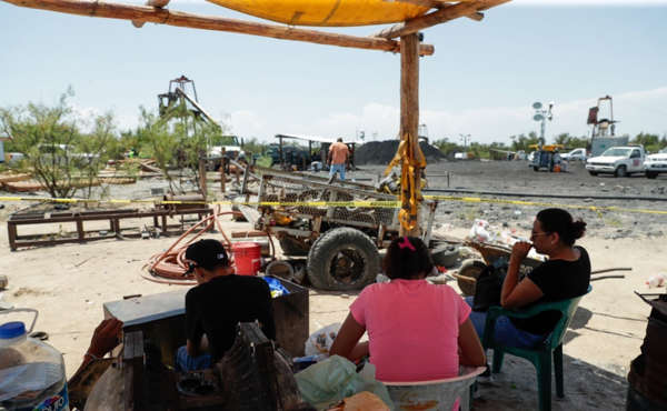 ‘No nos vamos a mover hasta encontrarlos’: Mineros cumplen 48 horas en pozo de Coahuila