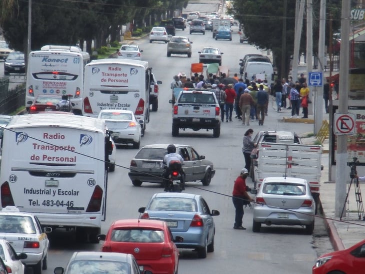 Colectivos marchan en Saltillo por alza al transporte