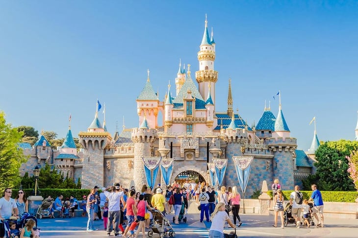 Disneyland publicó varias ofertas de trabajo y así puedes aplicar siendo extranjero